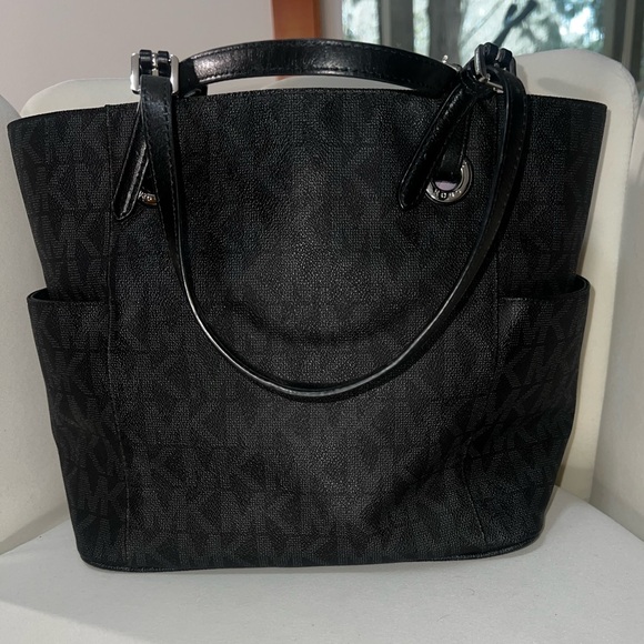 Large Michael Kors Tote - Picture 4 of 10